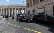 Forza un posto blocco vicino al Vaticano,  sparo per fermarlo e bloccato con il taser