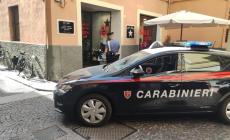 Preso l'autore di due spaccate in negozi del centro: incastrato dalle tracce di sangue e dal mattone con cui aveva distrutto le vetrine
