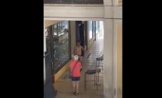 Un uomo cerca di sfondare una vetrina: Aldo Serena si avvicina e lo ferma. Il video &egrave; virale