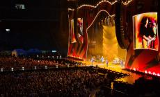 I Rolling Stones a Milano, il concerto si apre con un omaggio a Charlie Watts 
