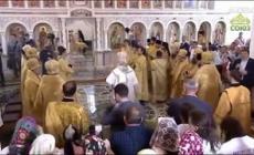 Il patriarca Kirill scivola sull'acqua santa e cade durante la funzione - Video