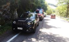 A Piane di Carniglia un motociclista esce di strada, fa un volo di 25 metri e finisce sul greto del Taro:  ferito ma salvo - Video