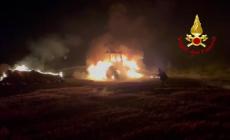 Non si accorge delle fiamme dal trattore e prosegue: incendiati anche campo e balloni - Video