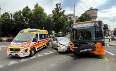 Violento schianto contro un autobus: ferito un automobilista a barriera Bixio