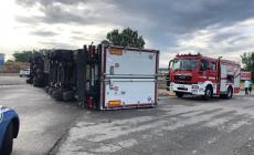 Camion si ribalta in tangenziale Ovest: ferito l'autista. Interventi anche per il pericoloso "lago" di gasolio - Foto