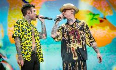 Fedez e J-Ax: i "di nuovo amici" conquistano una Milano bollente. 190 malori al LoveMi per il caldo - Foto
