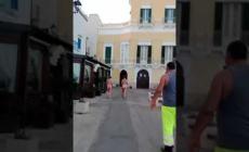 Turiste nude in centro storico  a Gallipoli - Video