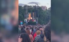 Adele ferma il concerto per soccorrere  un fan  che si sente male- Video