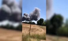 Brucia un capannone di balloni in un'azienda agricola: vigili del fuoco al lavoro - Video