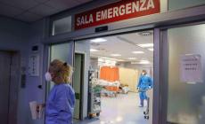 Fa cadere due ciclisti, accoltellato alle gambe a Cremona
