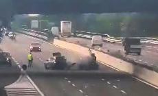 L'auto della polizia centrata in pieno da una station wagon  - Video