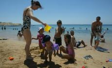 Bimbo di 6 anni muore in vacanza a Sharm el Sheik per intossicazione alimentare. Grave il padre
