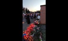 Fiaccole, fiori e dolore: nel parcheggio di Gaione l'omaggio a Vitalie - Video