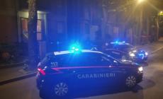 Arrivano in monopattino, rompono i vetri di due auto ma non riescono a fare bottino: denunciati due giovani