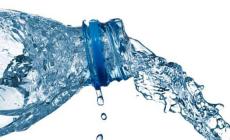 Reggio Emilia, acqua razionata, al supermercato: "Acquisto massimo di 6 casse"