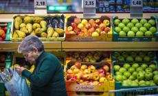 Caro spesa, verso nuovi aiuti. Si pensa ad azzerare l'Iva