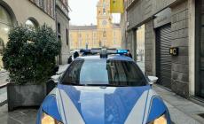 Ubriaco e molesto in via Farini, poi si scaglia contro i poliziotti in Questura: denuncia e multa