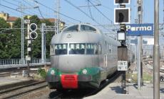 Treno (d&rsquo;altri tempi) in transito sul binario 4 a Parma: &egrave; l&rsquo;&laquo;Arlecchino&raquo;