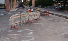 "Via Valenti, strada chiusa per il cantiere e nessuno svuota i cassonetti della carta"