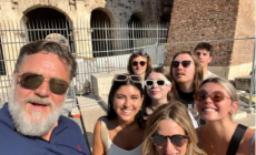 "Ho portato i ragazzi a vedere il mio vecchio ufficio". Russell Crowe in visita al Colosseo con la famiglia