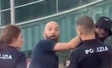 Il giocatore del Milan Bakayoko fermato e perquisito dalla polizia con la pistola puntata