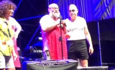 Il figlio di Elio sul palco: "Sono autistico e ne vado fiero. Rispettate tutte le persone autistiche" - Video