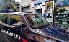 "Spaccata" nel negozio di telefonia in centro:  arrivano i carabinieri, e dopo un inseguimento  a piedi, arrestano uno dei malviventi