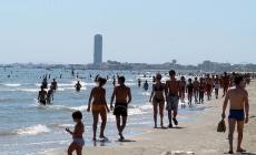 Bambina di 8 anni salvata dalla guardia costiera a Cervia: si era allontanata da riva su materassino trainato dalla corrente 