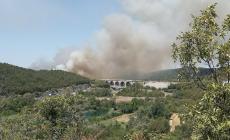 Friuli, incendio sul Carso: chiusi 30 chilometri di autostrada sulla A4, stop alle ferrovie. Fiamme in Versilia: evacuate alcune frazioni