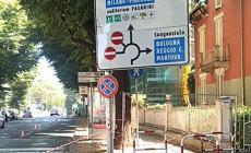 "Il marciapiede di viale San Michele transennato e senza indicazioni per chi deve passare. Il Comune non pensa ai pedoni?"