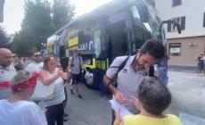 L'arrivo del pullman del Parma Calcio a Pinzolo - Video