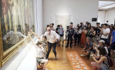 Blitz degli ambientalisti agli Uffizi: attivisti si attacno al vetro della Primavera di Botticelli  - Foto 