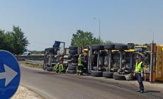 Camion ribaltato in via Colorno: disagi al traffico 