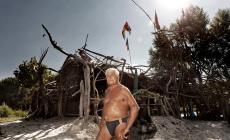 "Manotti, le mani scalfite dal legno, lo sguardo rivolto verso le stelle"