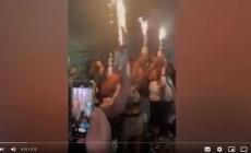 Morto a 300 all’ora sul raccordo anulare, il funerale diventa show: un murale, fuochi d’artificio e supercar - Video 