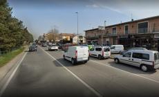 Via Spezia, auto contro moto: il motociclista sbalzato a 20 metri. Soccorso e trasportato al Maggiore