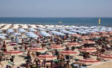 Batteri oltre i limiti, ma in Romagna la gente si tuffa nonostante i divieti
