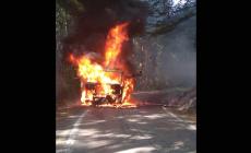 Camion in fiamme sul passo della Colla: strada chiusa per alcune ore - Foto 
