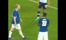 Lampard lo chiama in campo per tirare il rigore: è il gol del tifoso dell'Everton dal cuore d'oro - Video