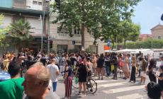 Civitanova Marche, Ferlazzo: "Chiedo scusa alla famiglia di Alika".. La polizia: "La vittima finita a mani nude". La comunità nigeriana blocca il corso per protesta