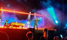 Mika canta e balla tra il pubblico, è show in Sardegna - Video