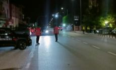 Via Emilia Est, importuna i passanti, danneggia le auto e aggredisce i carabinieri: arrestato