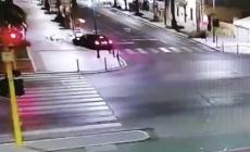 Auto "impazzite", non c'è pace al Forte: nella notte, macchina travolge un palo davanti al pontile e poi riparte