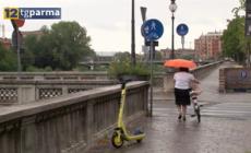 Temporale e brusco calo delle temperature, vento forte e rami caduti  - Video