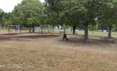 "Parco Martini, ieri sera il party e stamattina l'area gioco bimbi piena di rifiuti e cocci" - Foto