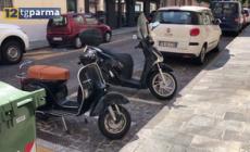 Via D'Azeglio, multe agli scooter parcheggiati sul marciapiede - Video