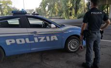 Sorpreso dal proprietario dell'auto mentre faceva bottino, lo ferisce con un coltello: arrestato