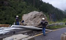 Frana sulla statale nel Lecchese, lunghe code verso Valtellina