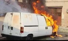 Paradigna, furgone avvolto dalle fiamme