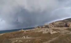 Tromba d'aria nel Salento: bagnanti in fuga e alberi sradicati - Video